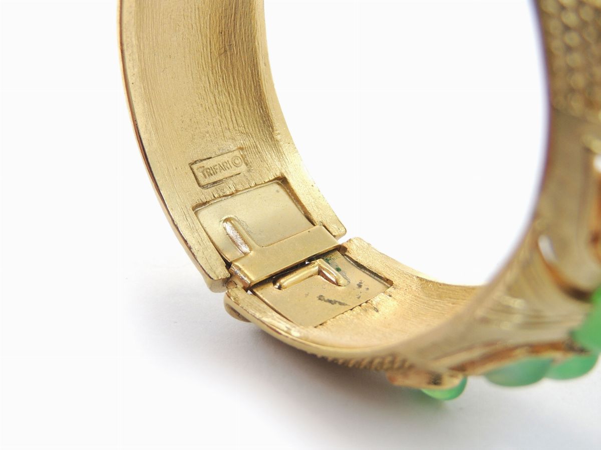 Bracciale Rigido in Metallo Dorato e Resina, Trifari