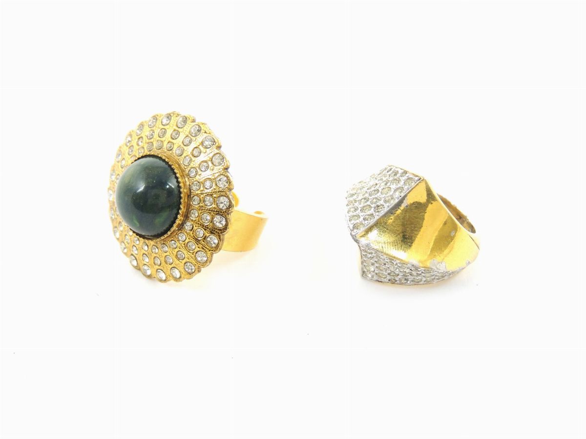 Due Anelli in Metallo Dorato, Strass e Vetro