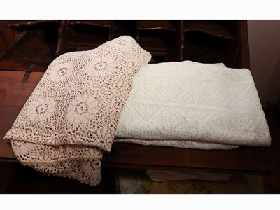Due Copriletto in Cotone Ricamati a Filet
