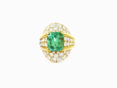 Anello in Oro Giallo con Diamanti e Smeraldo