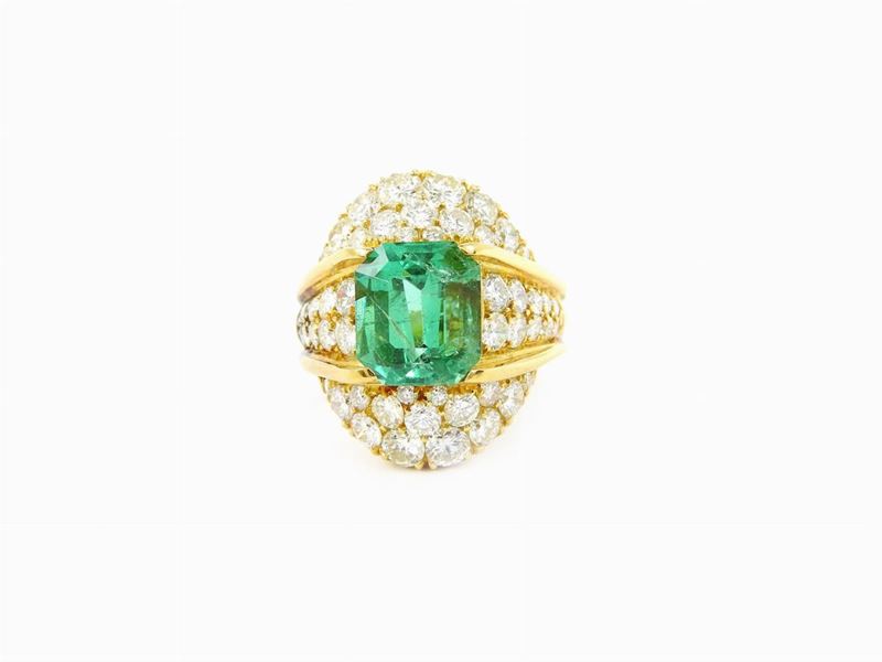 Anello in Oro Giallo con Diamanti e Smeraldo