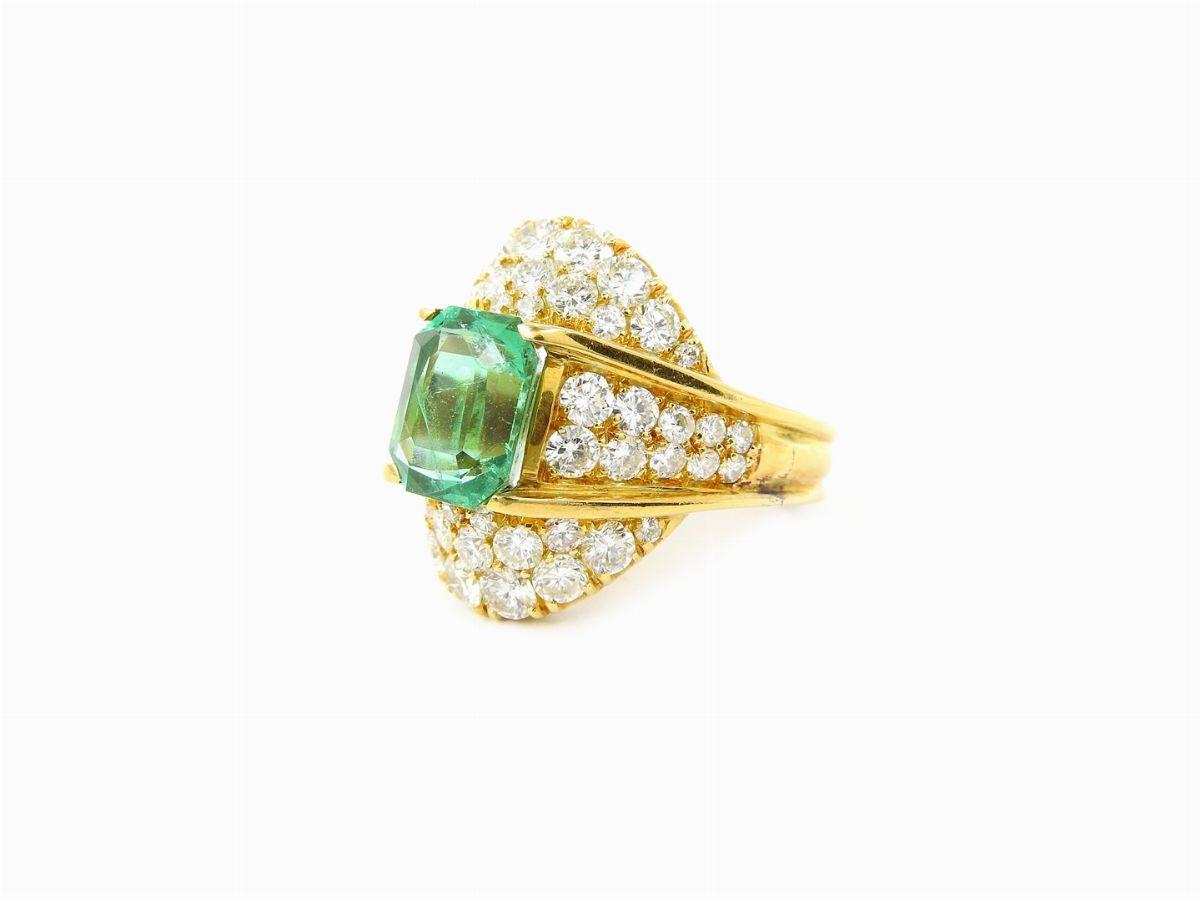 Anello in Oro Giallo con Diamanti e Smeraldo