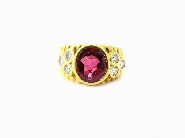 Yellow gold ring with diamonds and ruby