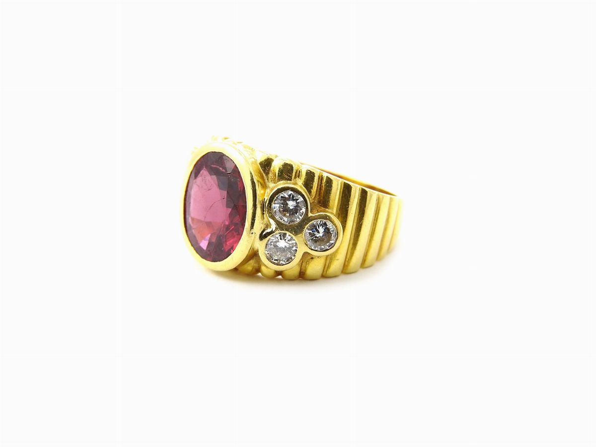 Anello in Oro Giallo con Diamanti e Rubino