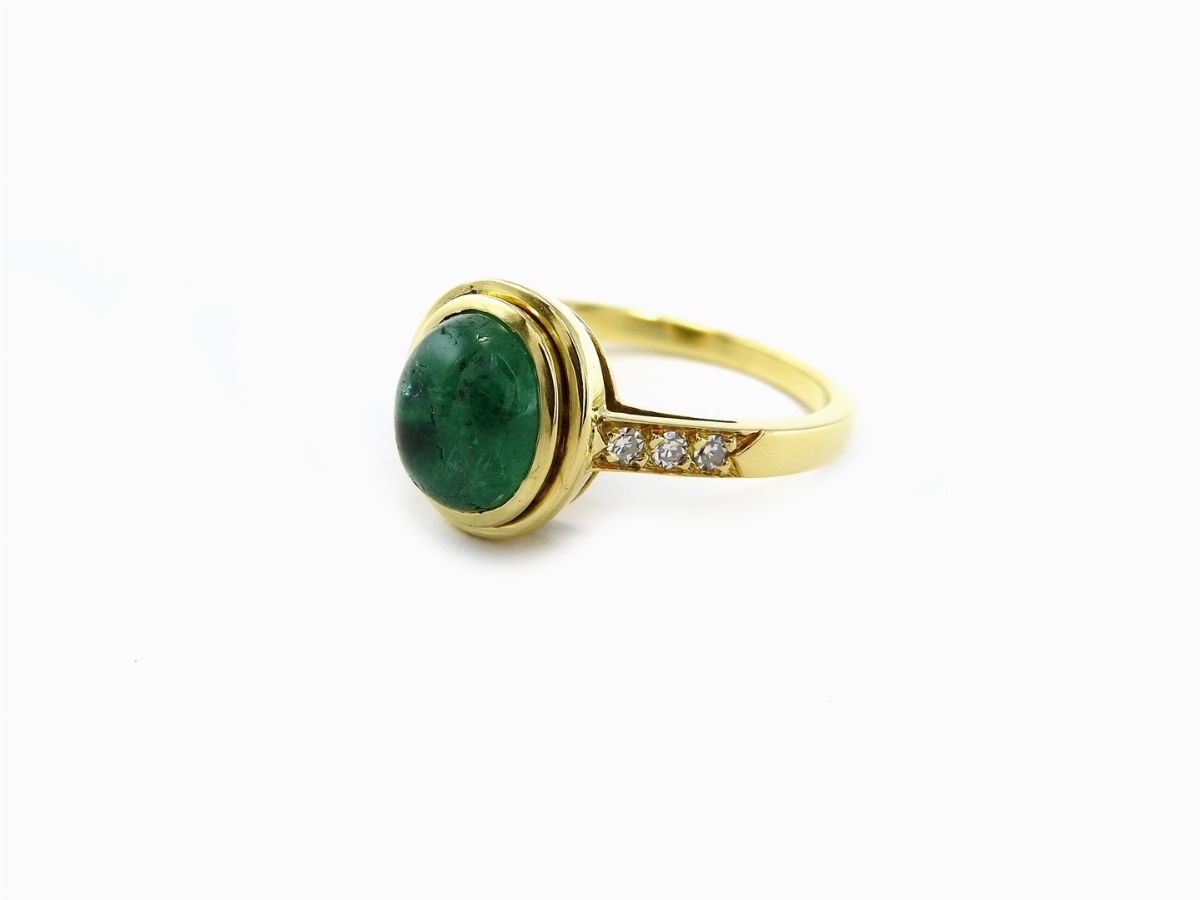 Anello in Oro Giallo con Diamanti e Smeraldo