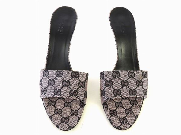Paio di sandali in tela monogram, Gucci
