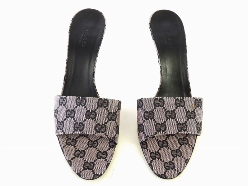 Paio di Sandali in Tela Monogram, Gucci
