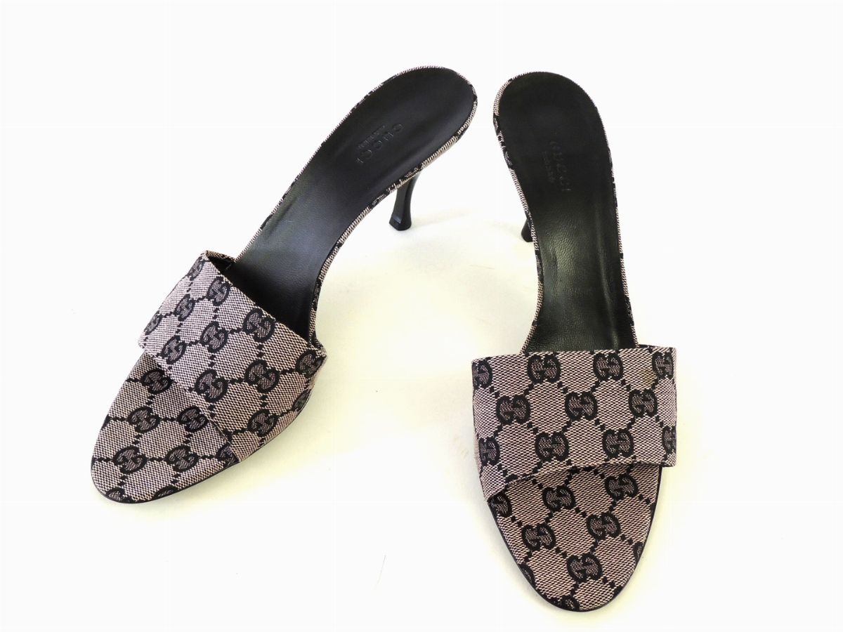 Paio di Sandali in Tela Monogram, Gucci