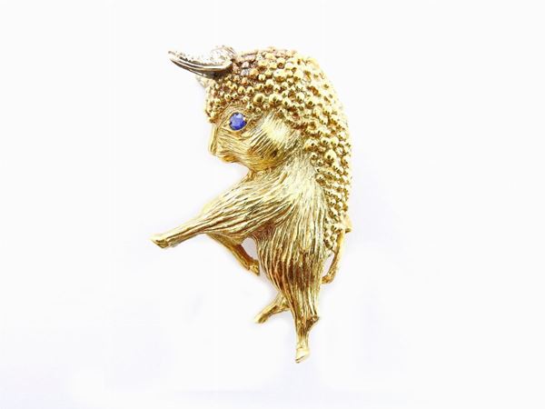 White and yellow gold animalier-brooch with diamonds and sapphire