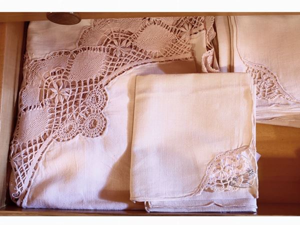 Ecru linen tablecloth  (half of 19th Century)  - Auction House sale: Art and Design  in "Horto Antico" villa - II - II - Maison Bibelot - Casa d'Aste Firenze - Milano