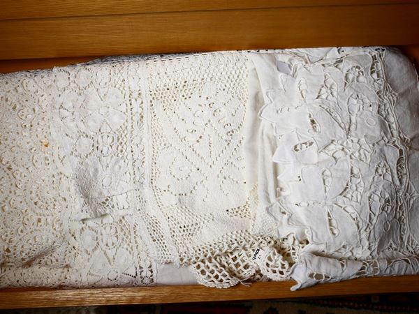 A cotton tablecloth and three centerpieces  (half of 19th Century)  - Auction House sale: Art and Design  in "Horto Antico" villa - II - II - Maison Bibelot - Casa d'Aste Firenze - Milano