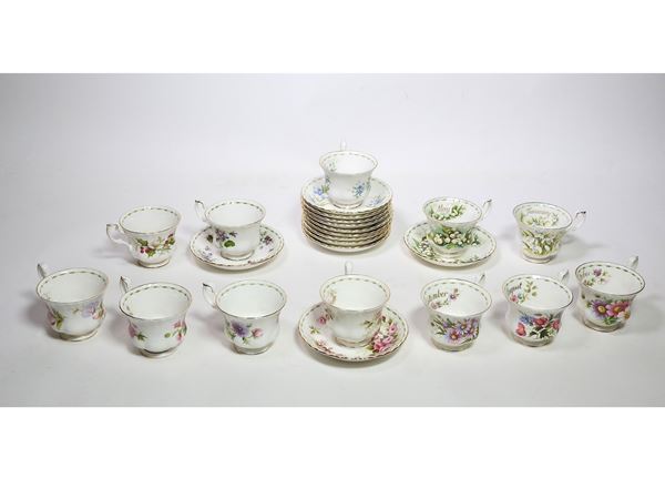 Serie di tazzine da tea in porcellana policroma