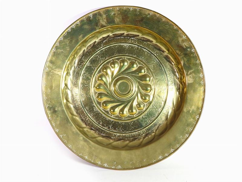 Antico Elemosiniere in Ottone Sbalzato