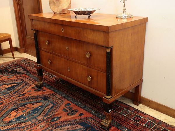 A Cherrywood Chest of Drawers  (begin of 19th Century)  - Auction House Sale: Furniture and Paintings from Villa Roseto - Florence - III - III - Maison Bibelot - Casa d'Aste Firenze - Milano