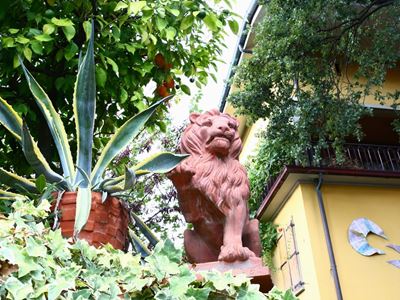 Coppia di Figure da Giardino in Terracotta