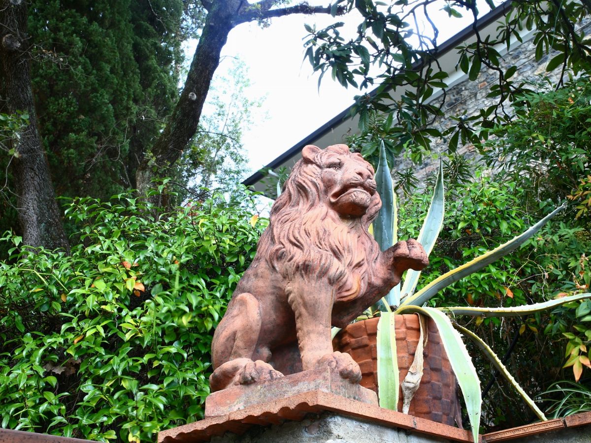 Coppia di Figure da Giardino in Terracotta