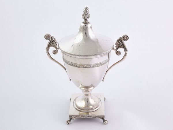 A silver sugar bowl  - Auction Furniture and Oldmaster painting / Modern and Contemporary Art - I - Maison Bibelot - Casa d'Aste Firenze - Milano