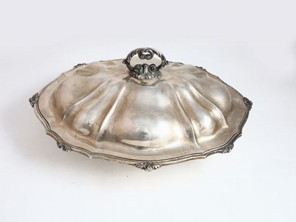 A Silver Serving Dish  - Auction House sale: Art and Design in "Horto Antico" villa - III - III - Maison Bibelot - Casa d'Aste Firenze - Milano