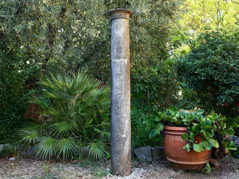 Antica Colonna in Marmo