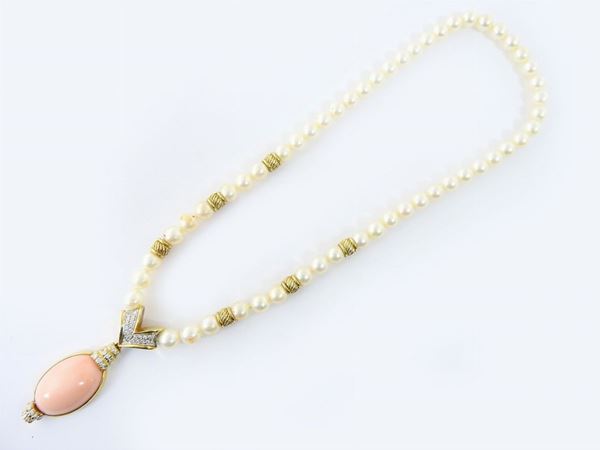 Yellow gold choker with Akoya cultured pearls, diamonds and pink coral