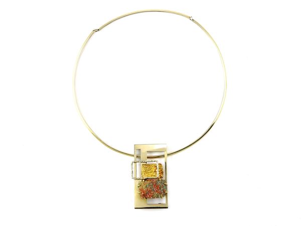 Girocollo rigido in oro giallo e anello in oro bianco con diamanti, smeraldo e vanadinite
