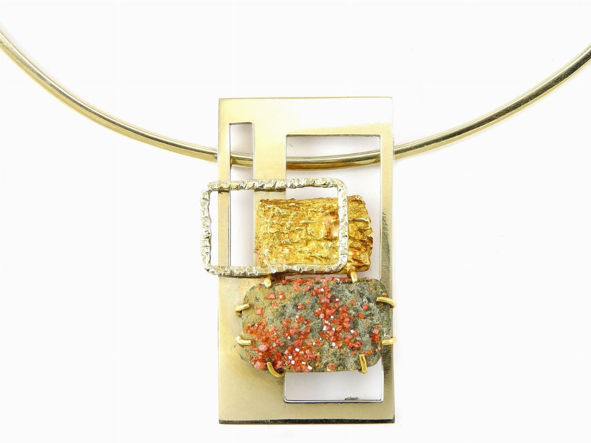 Girocollo Rigido in Oro Giallo e Anello in Oro Bianco con Diamanti, Smeraldo e Vanadinite