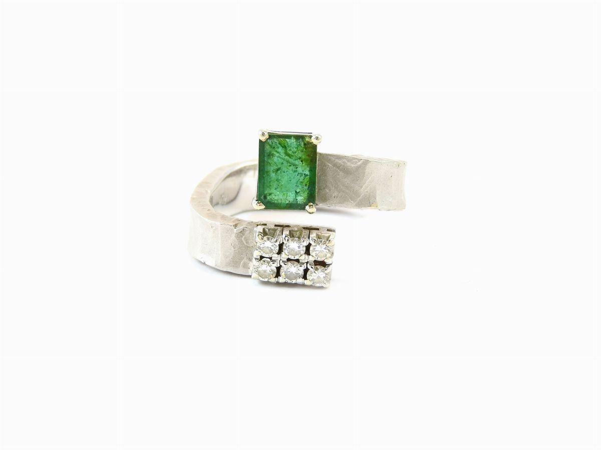 Girocollo Rigido in Oro Giallo e Anello in Oro Bianco con Diamanti, Smeraldo e Vanadinite