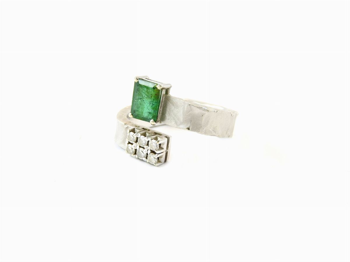 Girocollo Rigido in Oro Giallo e Anello in Oro Bianco con Diamanti, Smeraldo e Vanadinite