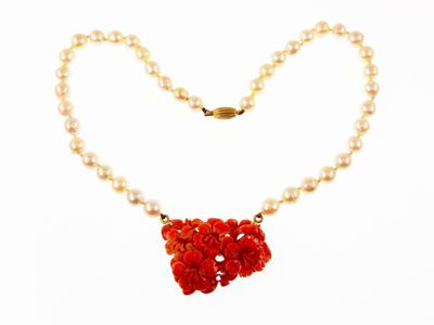 Girocollo di Perle Coltivate con Fermezza in Oro Giallo e Piastra di Corallo Arancio