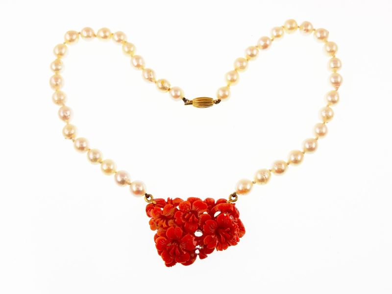 Girocollo di Perle Coltivate con Fermezza in Oro Giallo e Piastra di Corallo Arancio