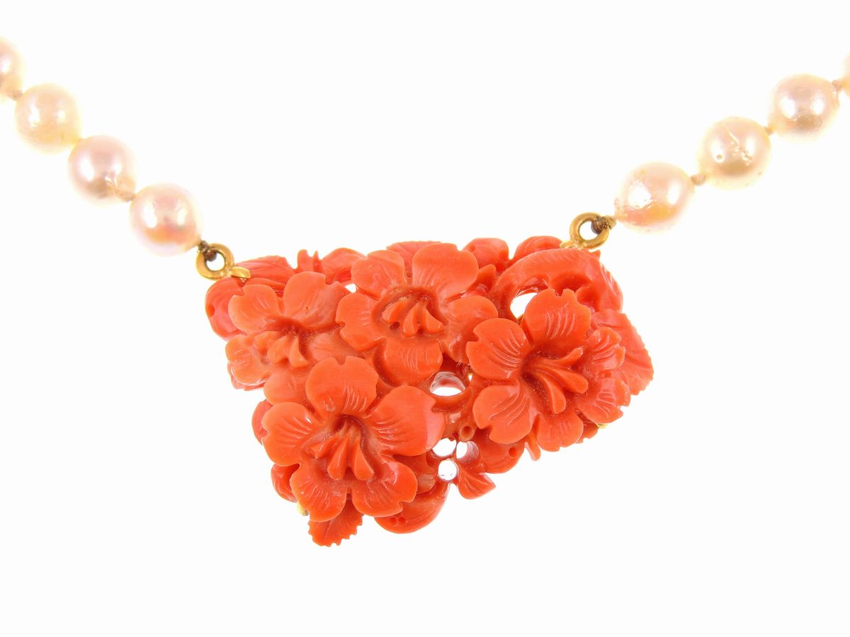 Girocollo di Perle Coltivate con Fermezza in Oro Giallo e Piastra di Corallo Arancio