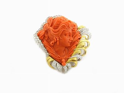 Grande Spilla in Oro Giallo e Bianco con Diamanti e Corallo Rosso Arancio Scolpito