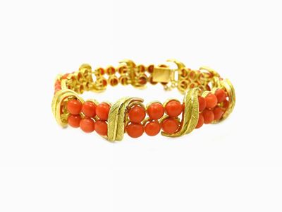 Bracciale Semirigido in Oro Giallo e Corallo Rosso Aranciato