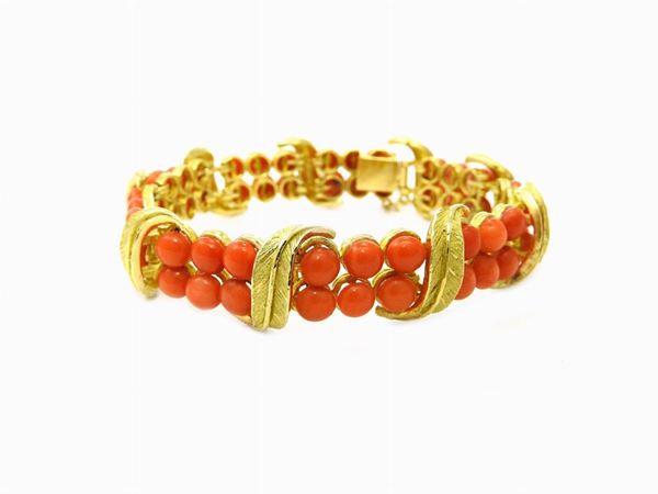 Yellow gold and orangish red coral semi rigid bracelet