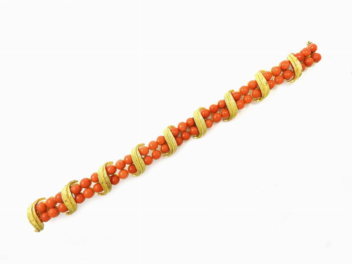 Bracciale Semirigido in Oro Giallo e Corallo Rosso Aranciato
