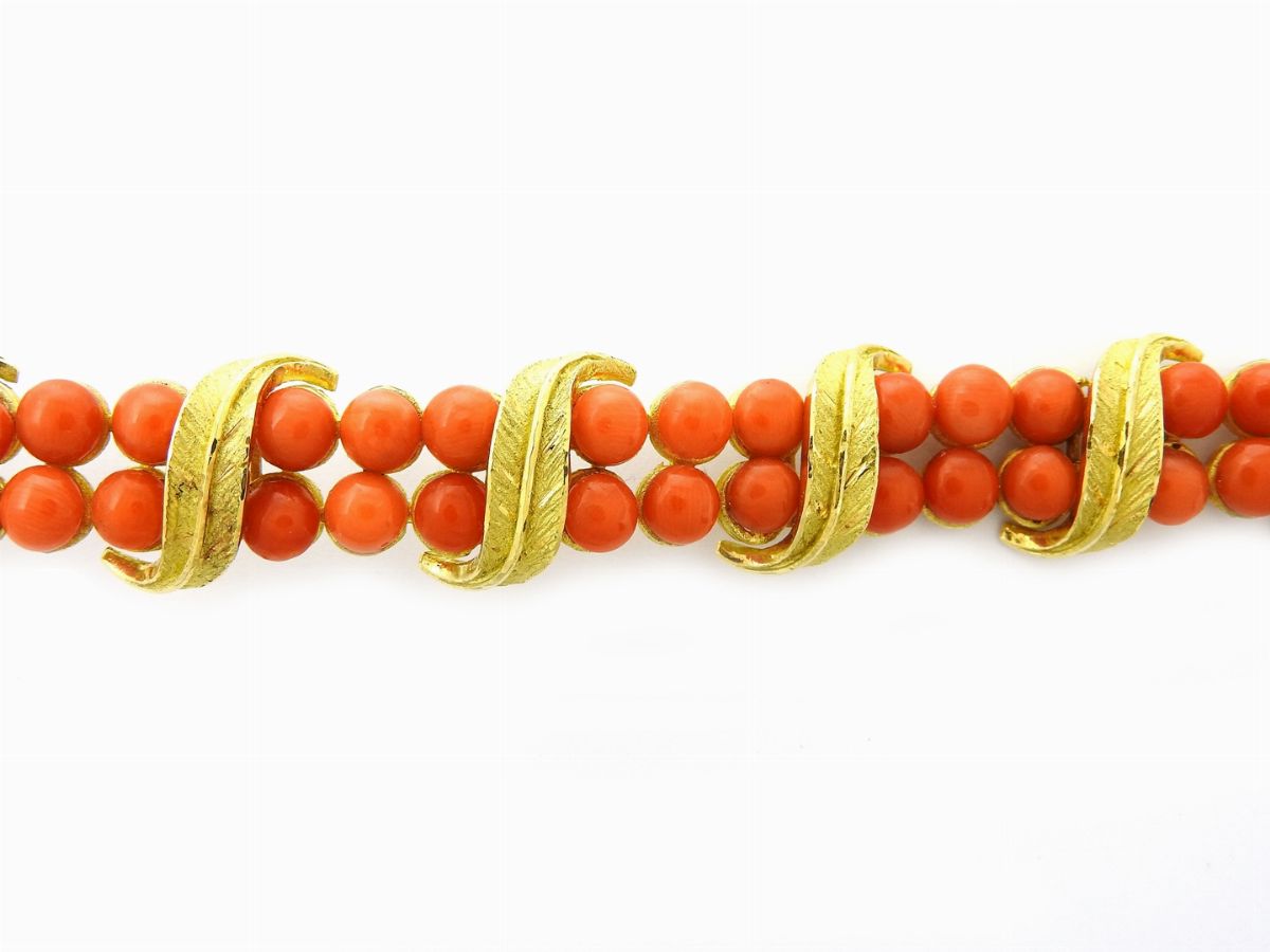 Bracciale Semirigido in Oro Giallo e Corallo Rosso Aranciato