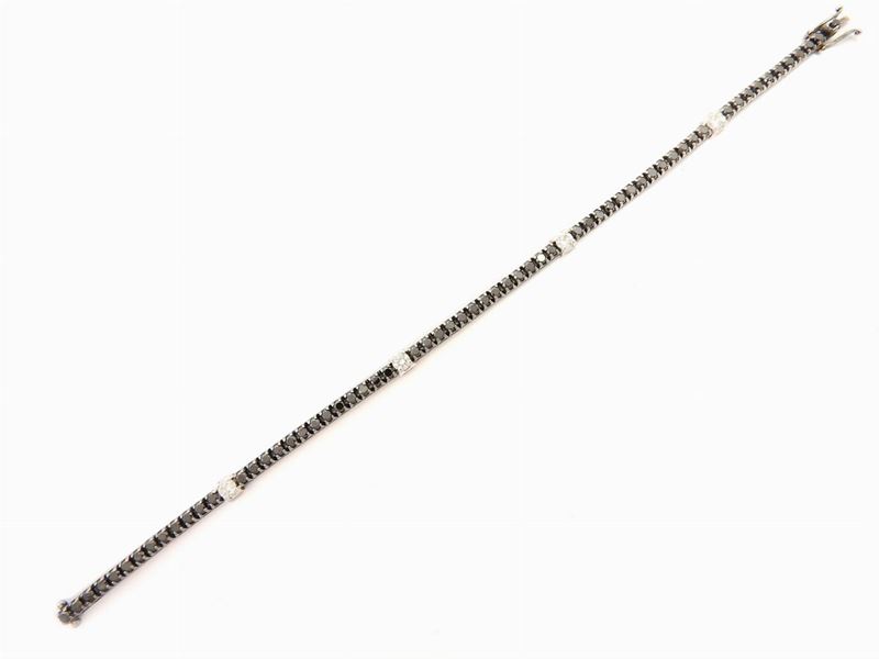 Bracciale Tennis in Oro Bianco e Brunito con Diamanti Neri e Incolori