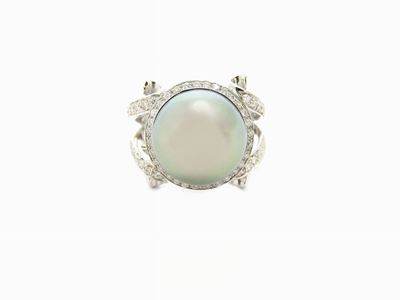 Anello in Oro Bianco con Diamanti e Perla Nera Tahiti Coltivata