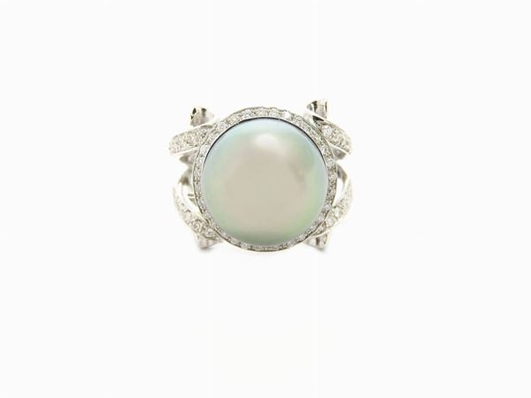 White gold ring with diamonds and black Tahiti cultured pearl