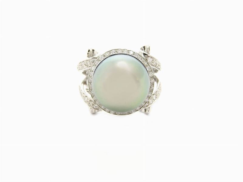 Anello in Oro Bianco con Diamanti e Perla Nera Tahiti Coltivata