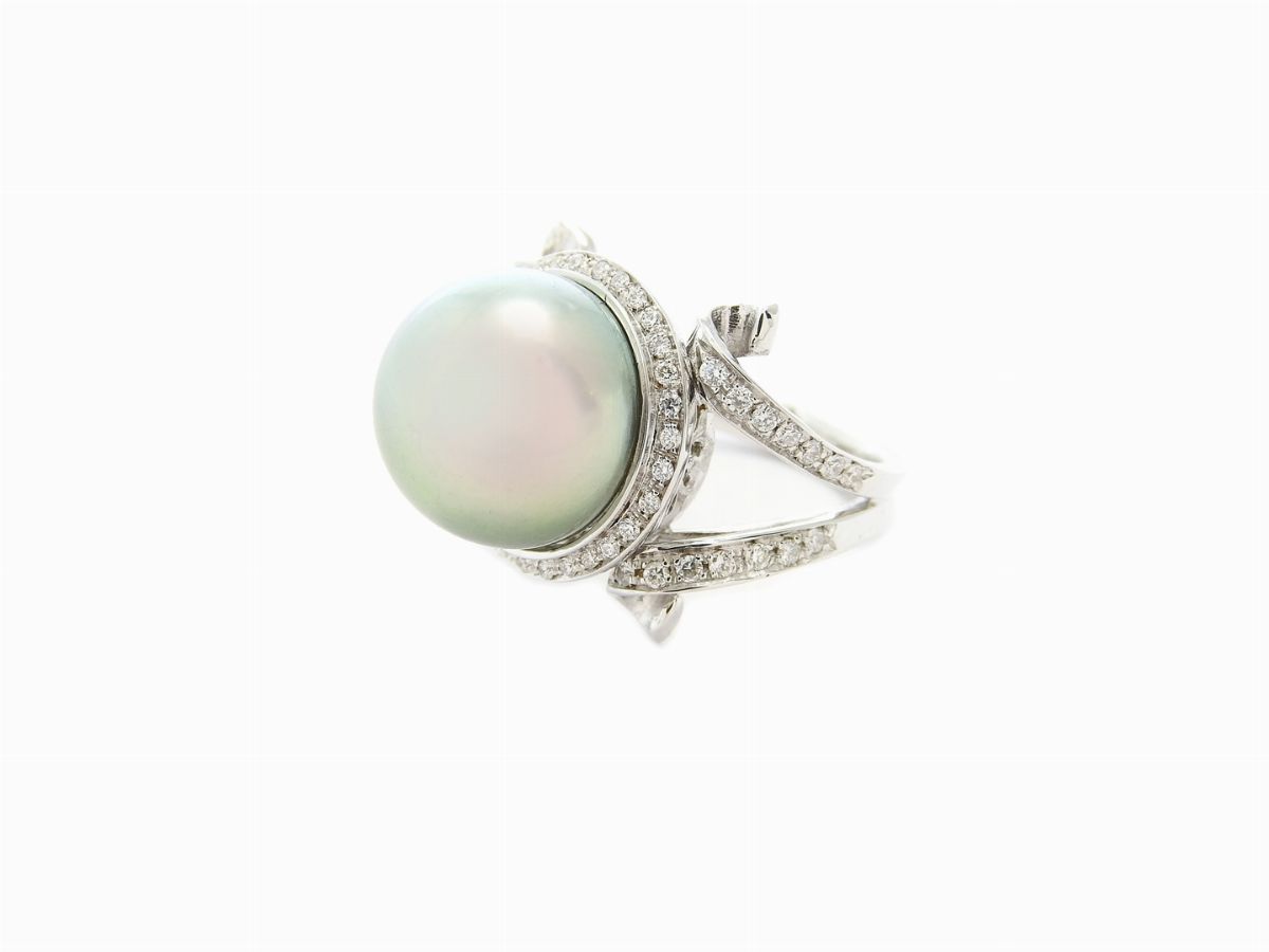 Anello in Oro Bianco con Diamanti e Perla Nera Tahiti Coltivata