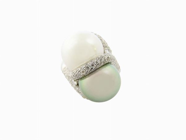 Anello contrarié in oro bianco con diamanti e perle coltivate bianca e nera