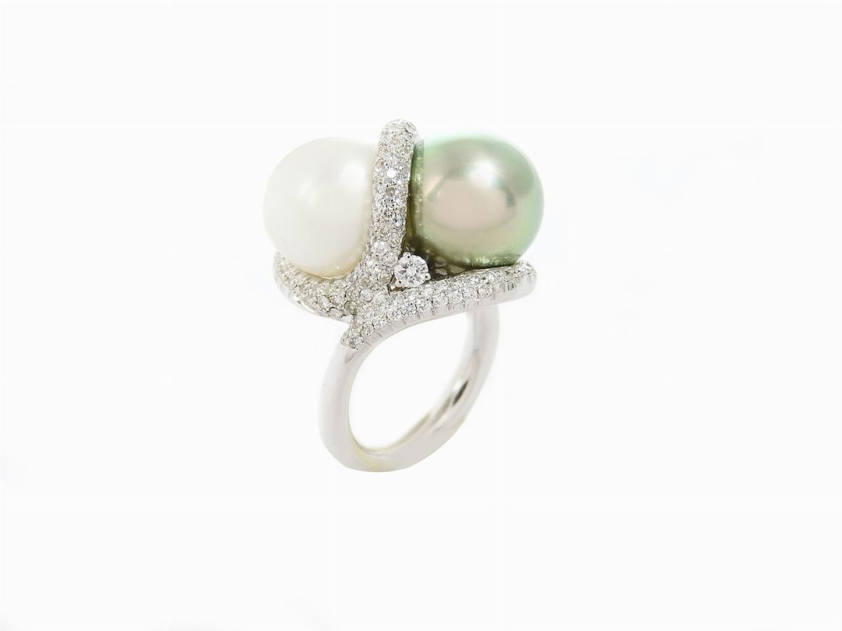 Anello Contrarié in Oro Bianco con Diamanti e Perle Coltivate Bianca e Nera