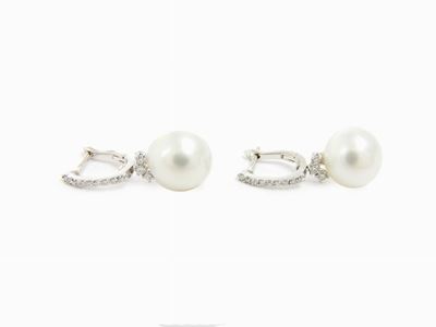 Orecchini Pendenti in Oro Bianco con Diamanti e Perle Coltivate