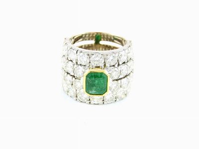 Anello a Fascia in Oro Bianco, Diamanti e Smeraldo