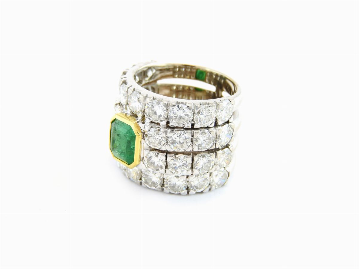 Anello a Fascia in Oro Bianco, Diamanti e Smeraldo