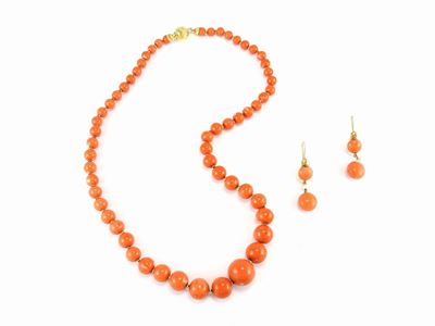 Collana Scalare, Orecchini e Anello in Oro Giallo, Diamanti, Corallo Arancio, Perle e Smeraldi