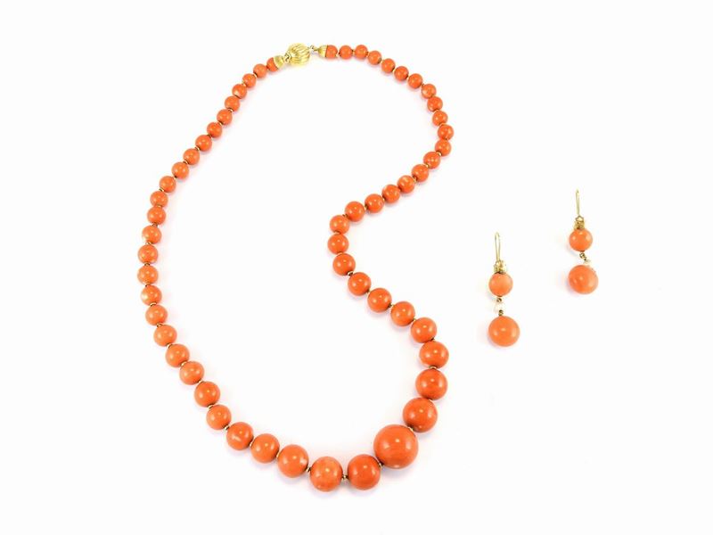 Collana Scalare, Orecchini e Anello in Oro Giallo, Diamanti, Corallo Arancio, Perle e Smeraldi