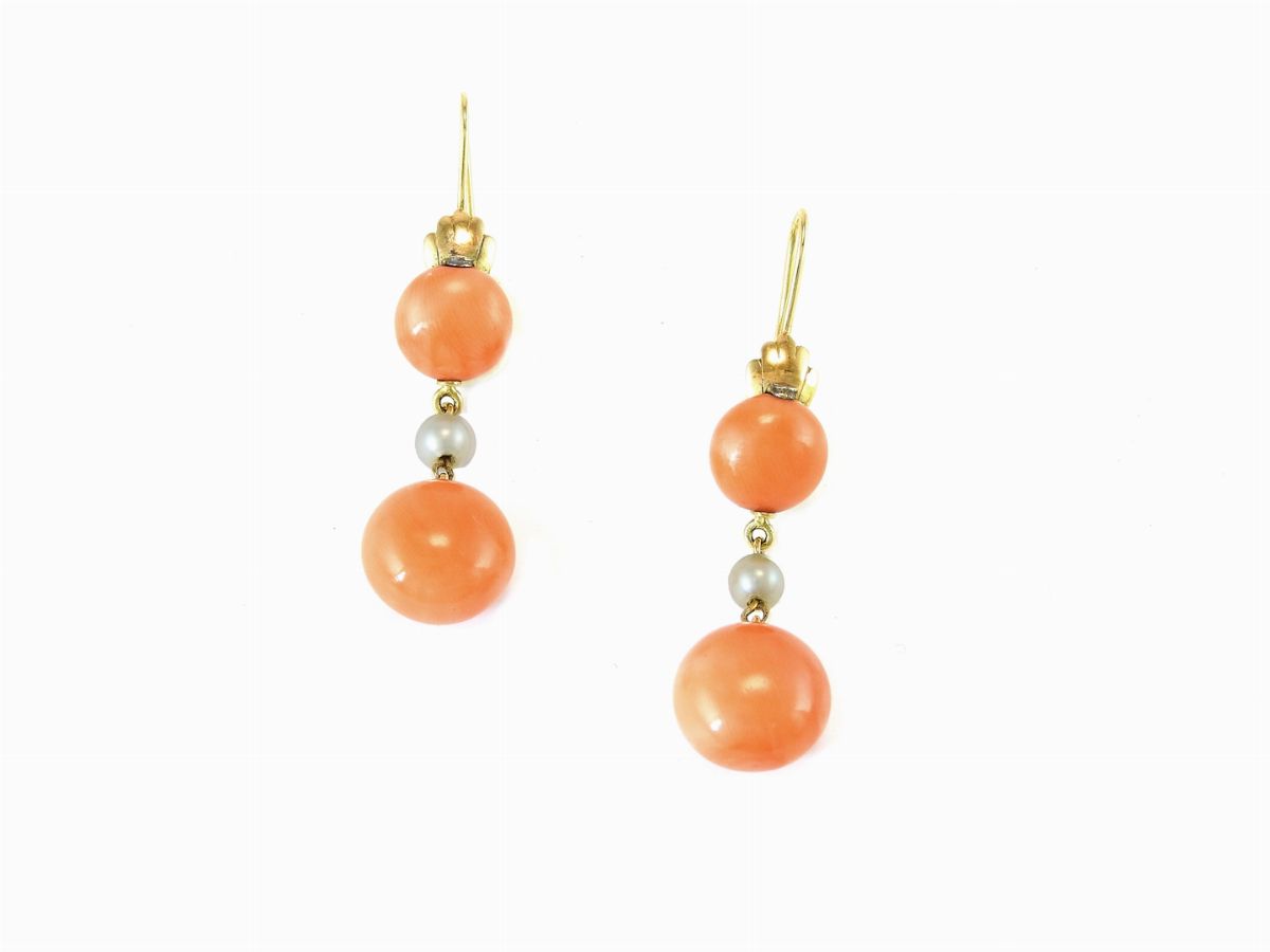 Collana Scalare, Orecchini e Anello in Oro Giallo, Diamanti, Corallo Arancio, Perle e Smeraldi