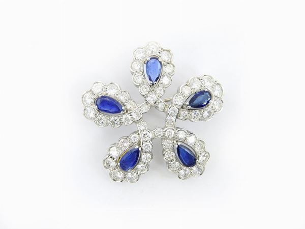 White gold brooch with diamonds and sapphires  - Auction Jewels and Watches - II - Maison Bibelot - Casa d'Aste Firenze - Milano